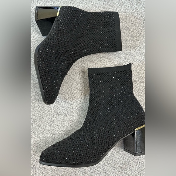 Elegant Black Ankle Boots - Picture 3 of 6